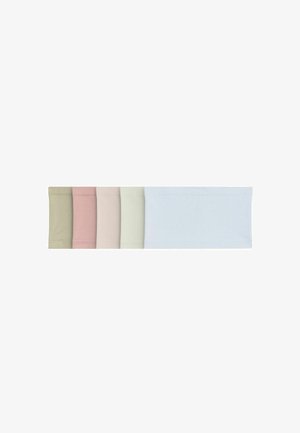 Fem foldede stofhovedbånd i beige, lyserød, creme, lys grøn og lyseblå, anbragt side om side på en hvid baggrund.