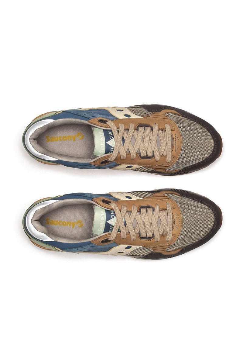 Bruine en blauwe Saucony sneakers met een bovenwerk van mesh en suede, beige accenten, grijze veters en een getextureerde rubberen zool.