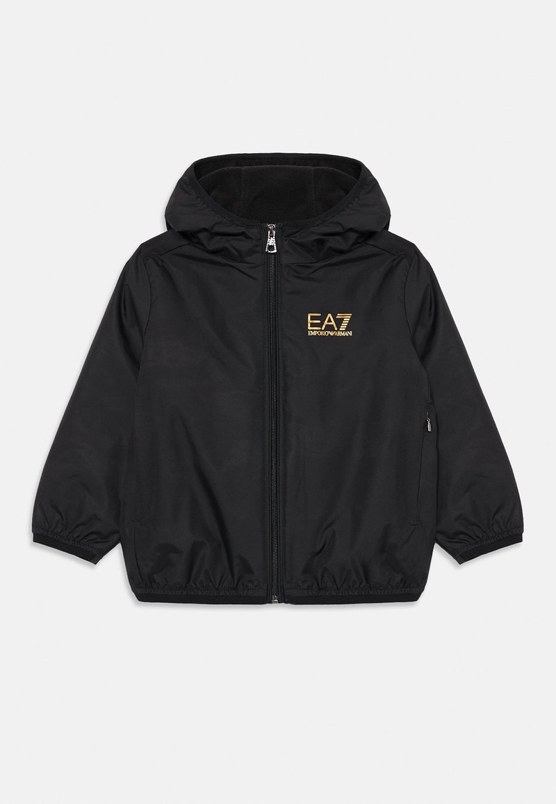Svart zip-up jakke med hette, laget av glatt og lett materiale; har elastiske mansjetter og en gull EA7-logo på brystet.