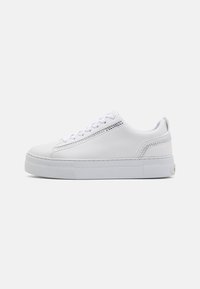 Sneaker bianca in pelle con suola piatta, punta arrotondata e chiusura con lacci. Presenta sottili dettagli perforati e accenti di texture sul lato.