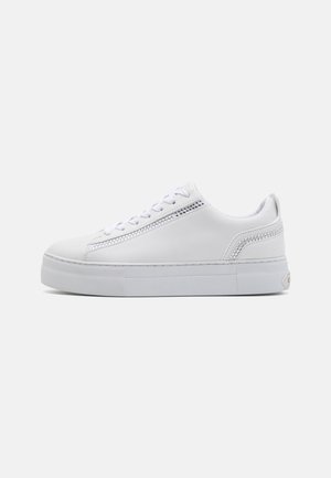 Sneaker bianca in pelle con suola piatta, punta arrotondata e chiusura con lacci. Presenta sottili dettagli perforati e accenti di texture sul lato.