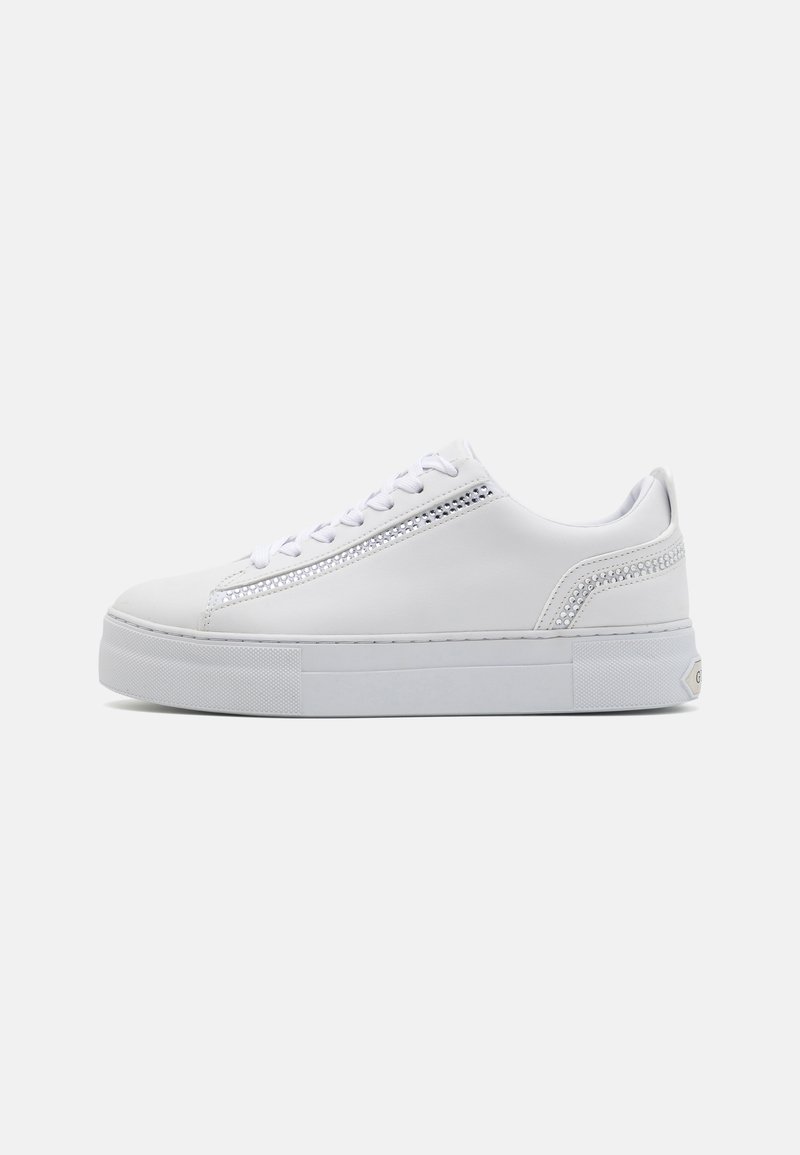 Sneaker bianca in pelle con suola piatta, punta arrotondata e chiusura con lacci. Presenta sottili dettagli perforati e accenti di texture sul lato.