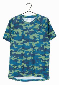 Camiseta atlética de manga corta en azul con patrón de camuflaje verde. Presenta un escote redondo y mangas raglán. La tela tiene una textura suave.
