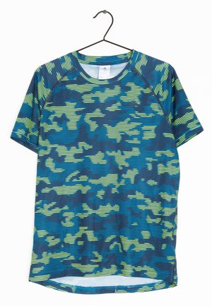 Korte mouwen sportshirt in het blauw met een groen camouflagepatroon. Heeft een ronde halslijn en raglanmouwen. De stof heeft een soepele textuur.