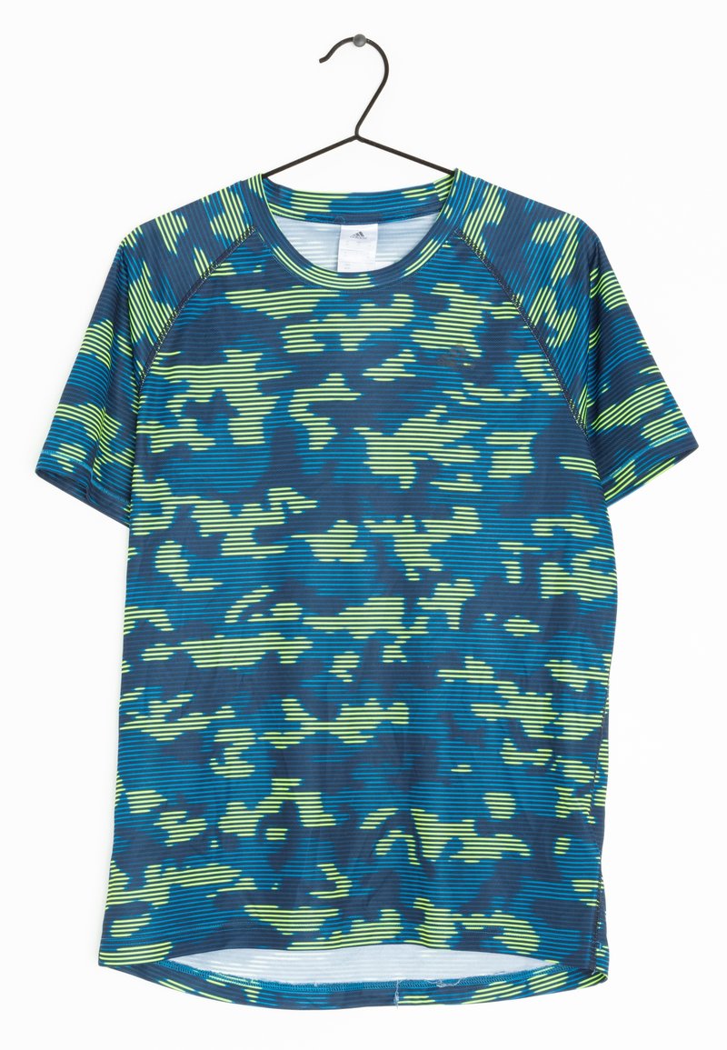 Camiseta atlética de manga corta en azul con patrón de camuflaje verde. Presenta un escote redondo y mangas raglán. La tela tiene una textura suave.