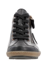 Baskets en cuir noir avec bout arrondi, lacets sur le devant, fermeture éclair sur le côté et semelle en caoutchouc texturée. Les accents comprennent des œillets en bronze et des coutures.