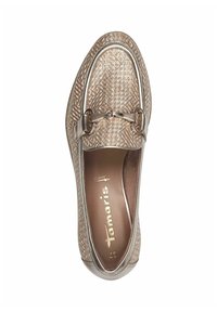 Ballet flats in metallic lichtbruin met een gevlochten textuur, met een paardbitaccent en een gladde voering. Merknaam zichtbaar aan de binnenkant.