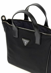 Schwarze synthetische Handtasche mit strukturierter Form, doppelten Griffen, silbernem Reißverschluss und dreieckigem Logoakzent. Das Innere hat ein gemustertes Futter.