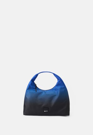 Bolsa de nailon con degradado de azul a negro, de forma redondeada y suave, con cierre de cremallera en la parte superior. Presenta un asa corta y una etiqueta de logo cuadrada.