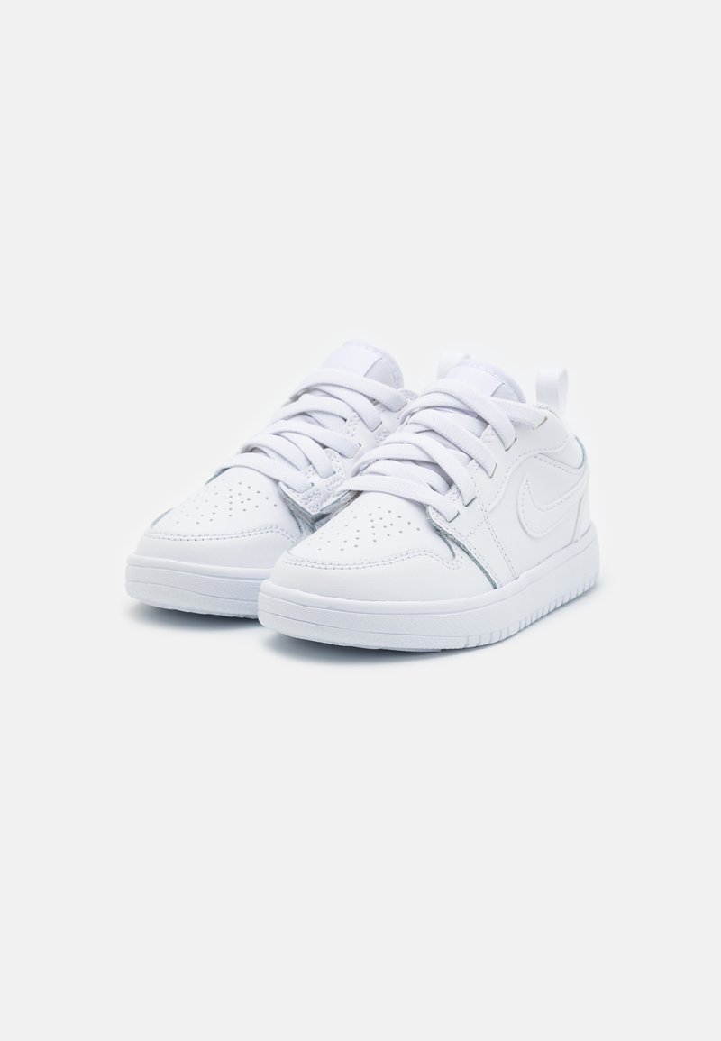 Zapatillas blancas con parte superior de cuero liso, puntera redonda, detalles perforados, cordones planos y suela de goma texturizada.