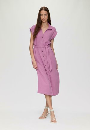 Lavenderfarbendes Hemdkleid mit kurzen Ärmeln, tailliertem Gürtel und knielangem Saum. Es zeichnet sich durch einen strukturierten Stoff und braune Knöpfe als Akzente aus.