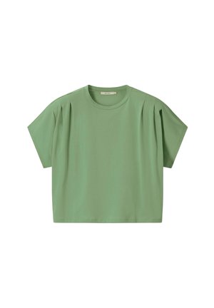 Lichtgroene cropped blouse met korte mouwen, ronde halslijn en subtiele plooien bij de schouders, plat gelegd op een witte achtergrond.