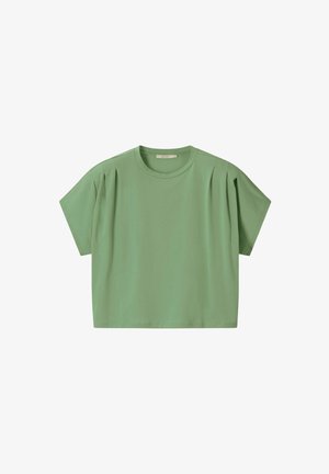 Lichtgroene cropped blouse met korte mouwen, ronde halslijn en subtiele plooien bij de schouders, plat gelegd op een witte achtergrond.