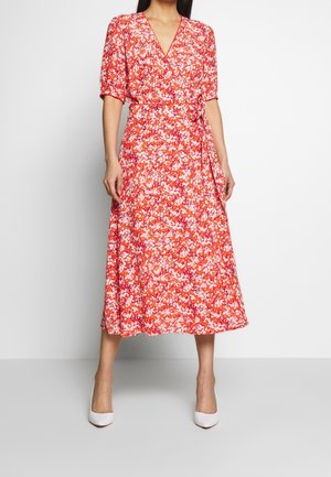 Robe portefeuille à fleurs rouges avec des manches courtes, un décolleté en V et une ceinture à la taille. Le tissu présente un petit motif de fleurs blanches et roses.