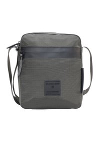 Borsa messenger grigia con un tessuto testurizzato, striscia nera, tracolla regolabile e una toppa con logo sul davanti. Forma semplice e rettangolare.