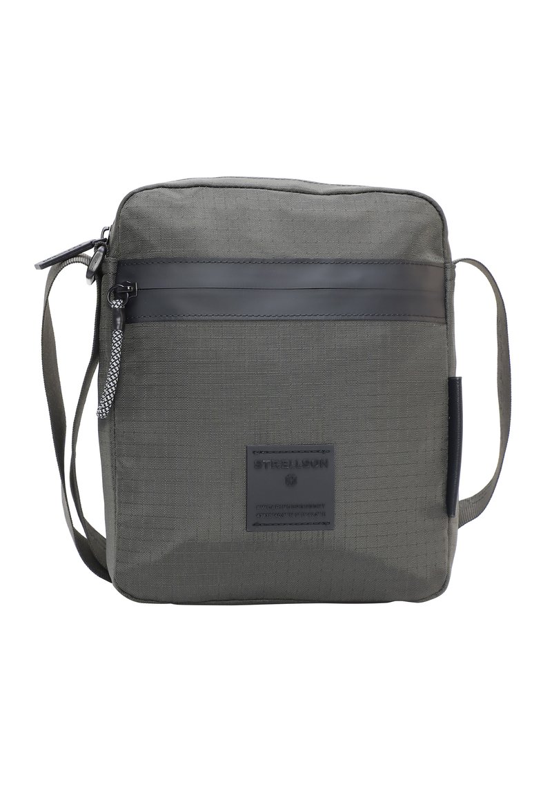 Borsa messenger grigia con un tessuto testurizzato, striscia nera, tracolla regolabile e una toppa con logo sul davanti. Forma semplice e rettangolare.