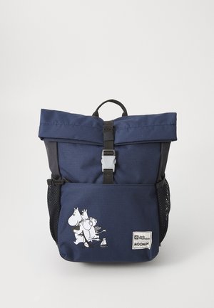 Mochila navy con cierre de hebilla, bolsillos de malla laterales, que presenta un gráfico de un personaje de Moomin y una etiqueta de la marca en la parte inferior.