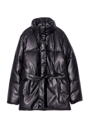 Zwarte pufferjas van glad, glanzend materiaal met een hoge kraag, voorflap, strikceintuur en twee zijzakken. Gelaagd quiltpatroon.