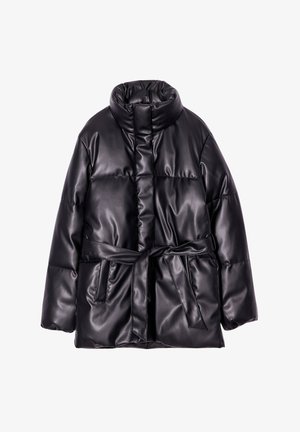 Zwarte pufferjas van glad, glanzend materiaal met een hoge kraag, voorflap, strikceintuur en twee zijzakken. Gelaagd quiltpatroon.