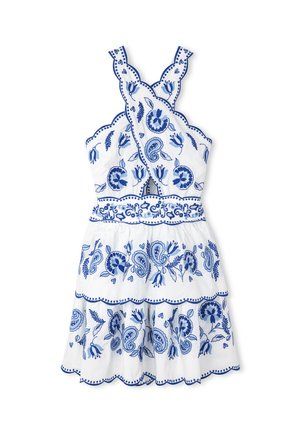 Weißes Baumwollkleid mit blauer Blumen- und Paisleymusterstickerei, gewelltem Saum, gekreuzten Trägern und mehrlagigem Rüschensaum.