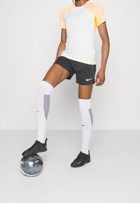 Nike Performance Sportovní tričko - off-white