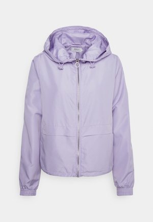 Chaqueta con capucha de color púrpura claro con cremallera, puños elásticos, cordones en la capucha, bolsillos delanteros y tirador de cremallera redondo.