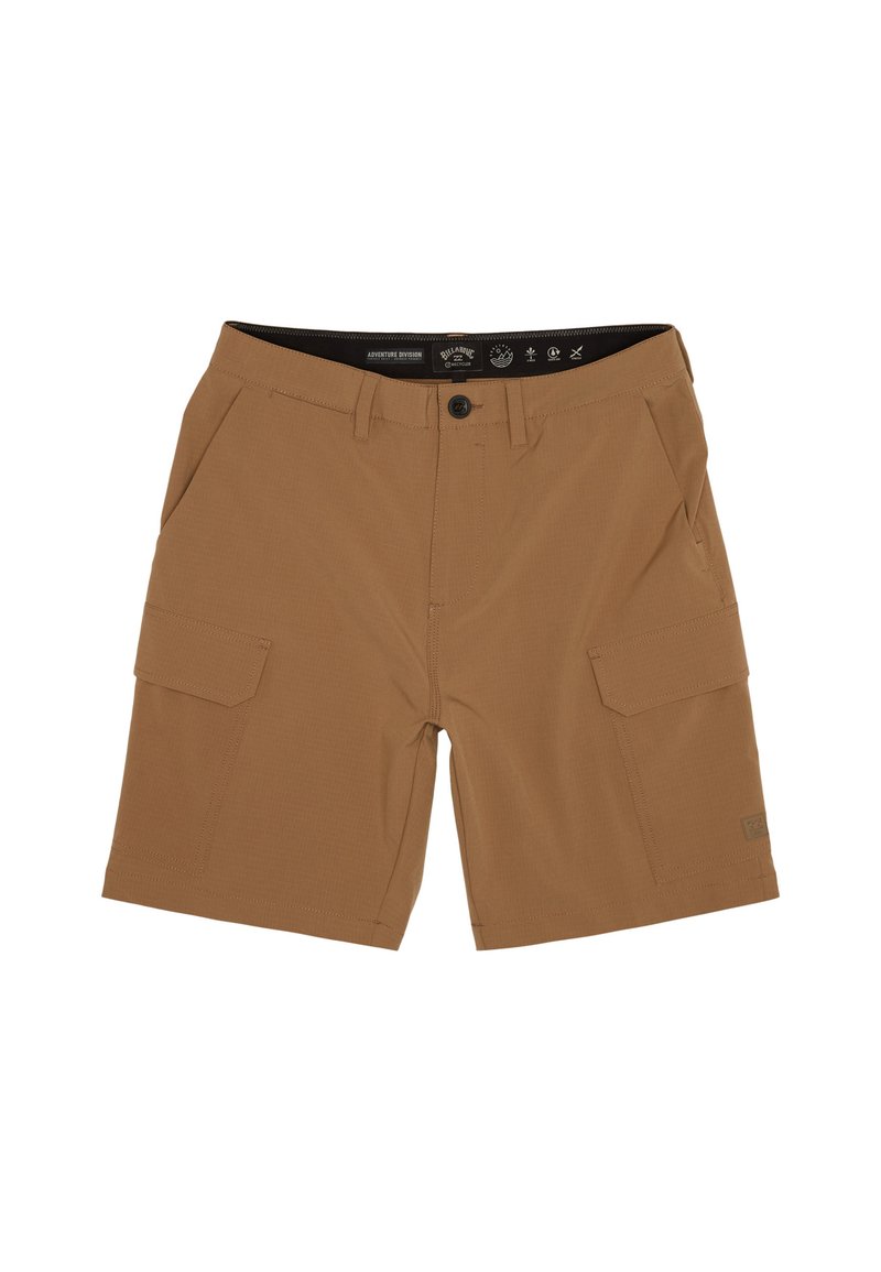 Shorts cargo marron en tissu texturé, dotés de deux poches latérales et d'une fermeture à bouton à l'avant. Design simple sans motifs.