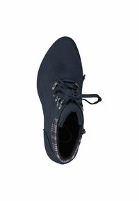 Tengeréskék velúr bokacsizma, lekerekített orral, fűzős elejével és kockás béléssel. Jellemzői közé tartozik az ezüstszínű szemek és a textúrázott szegélyek.