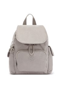 Mochila gris claro hecha de un tejido duradero, con cierre de solapa, bolsillo delantero con cremallera y un llavero decorativo.