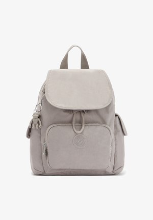 Zaino grigio chiaro realizzato in tessuto resistente, dotato di chiusura a patta, tasca frontale con zip e un portachiavi decorativo.
