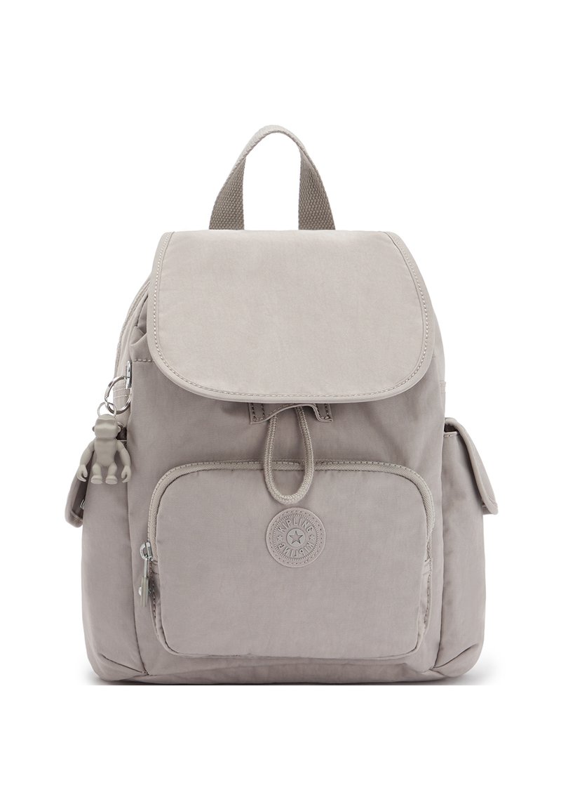 Mochila gris claro hecha de un tejido duradero, con cierre de solapa, bolsillo delantero con cremallera y un llavero decorativo.