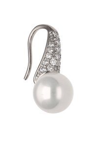 Orecchino d'argento con gancio curvo, decorato con una grande perla bianca e una fila di piccole pietre trasparenti scintillanti lungo la metà superiore.