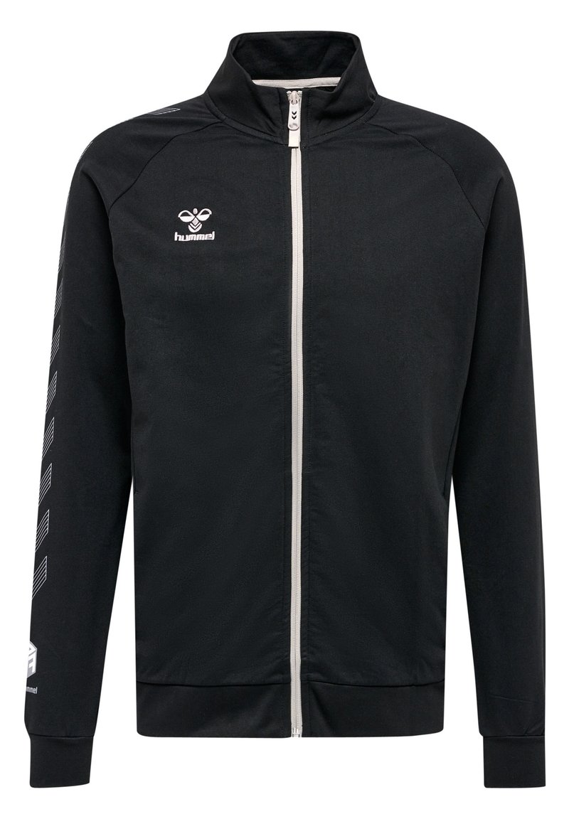 Giacca sportiva nera con colletto alto, zip completa, dettagli bianchi e motivo a strisce diagonali sulle maniche. Realizzata in materiale sintetico liscio.