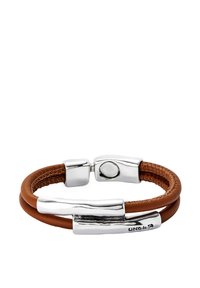 Pulsera de cuero en color marrón, con herrajes plateados de acabado texturizado. El diseño incluye dos correas entrelazadas y un cierre magnético.