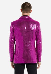 Magenta blazer s svetlečimi sekvencami z bleščečo teksturo in strukturirano zasnovo. Ima izrezan ovratnik in enojno gumbovno zapiranje. Prikazan zadnji pogled.