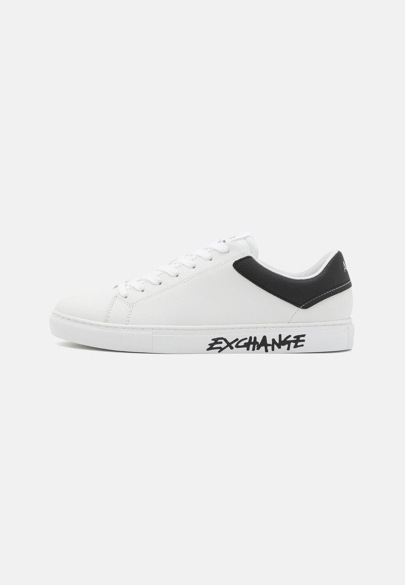 Hvid sneaker med øverdel i tekstureret læder, sort detalje ved hælen og fremtrædende "EXCHANTE" branding på siden. Flad gummisål.