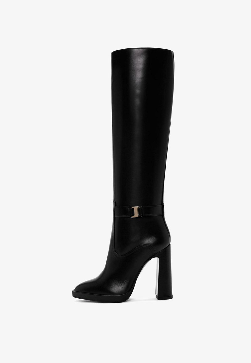 Chaussures femme noire à fleurs P.38 talons moyen mis 1 fois Chaussures femme noire à fleurs P.38 talons moyen mis 1 fois