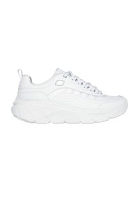 Scarpe sportive bianche con tomaia in pelle liscia, accenti testurizzati, suola spessa e design con lacci. Include un logo sul lato.