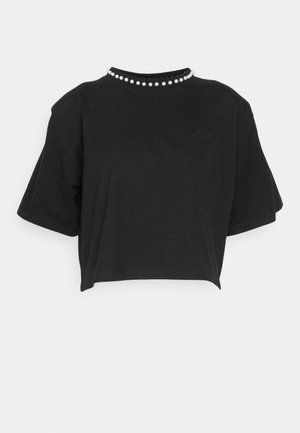 Musta lyhyt puuvillainen t-paita, jossa on lyhyet hihat ja helmalevitteiset kaula-aukot helmillä koristeltuna. Hieman logoa etupuolella.