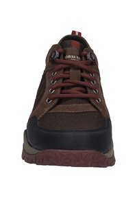 Brauner Outdoor-Schuh mit einem Obermaterial aus Mesh und Wildleder, runden Schnürsenkeln, Metallösen und einer strukturierten Gummisohle mit einem kontrastierenden Fersenakzent.