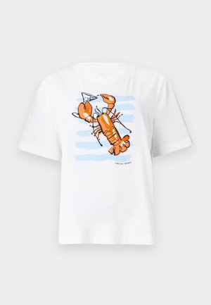 Camiseta blanca de manga corta con una ilustración de una langosta naranja sobre rayas horizontales azul claro y texto pequeño "MARCIAN SPORTS."