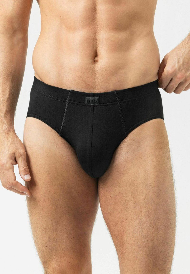 Caleçons pour hommes noirs fabriqués à partir d'un tissu doux et extensible. Ils sont dotés d'un patch logo sur la ceinture et d'une coupe ajustée qui épouse la forme du corps.