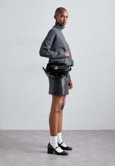 Vivienne Westwood HAZEL  czarny