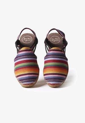 Espadryle w paski z wielokolorowym, plecionym materiałem wierzchnim, okrągłym noskiem i jucie. Mają czarne, regulowane paski.