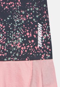 Svart treningstopp med rosa og grønn sprutmønster, med en lys rosa teksturert kant og "HUMMEL"-logo i hvitt.