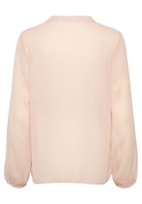 Helle pinke Bluse mit langen Ärmeln, weicher, transparenter Textur und rundem Ausschnitt. Sie hat geraffte Bündchen und eine lockere Passform.