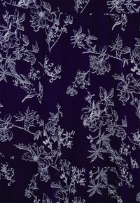 Mörklila tyg med vita blommönster. Designen inkluderar olika blommor och bladillustrationer med texturerad yta.