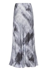 Saia maxi em padrão abstrato cinza e preto. Feita de tecido macio, apresentando um design fluido e barra evasê. Textura suave e leve.