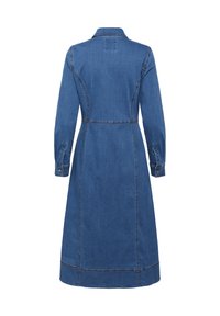 Rochie din denim de culoare bleu mediu, cu mâneci lungi și guler. Prezintă detalii cu cusături, talie ajustată și lungime până la jumătatea gambei. Manșete standard cu buton.