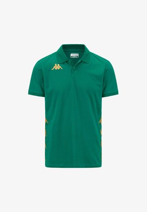 Polo verde con colletto, dotato di un logo dorato sul lato sinistro del petto e dettagli dorati lungo i lati in un motivo ripetuto.